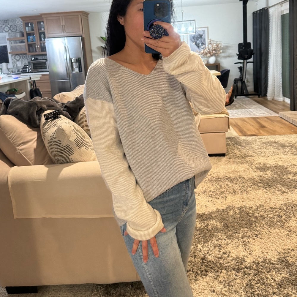 VINCE Cashmere Wool Blend Color
Block Soft Luxury V Neck Sweater (med - large) - Picture 13 of 16